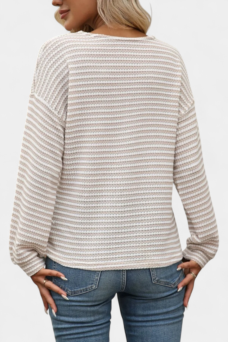 RUMER | Top de Rayas con Cuello en V y Botones