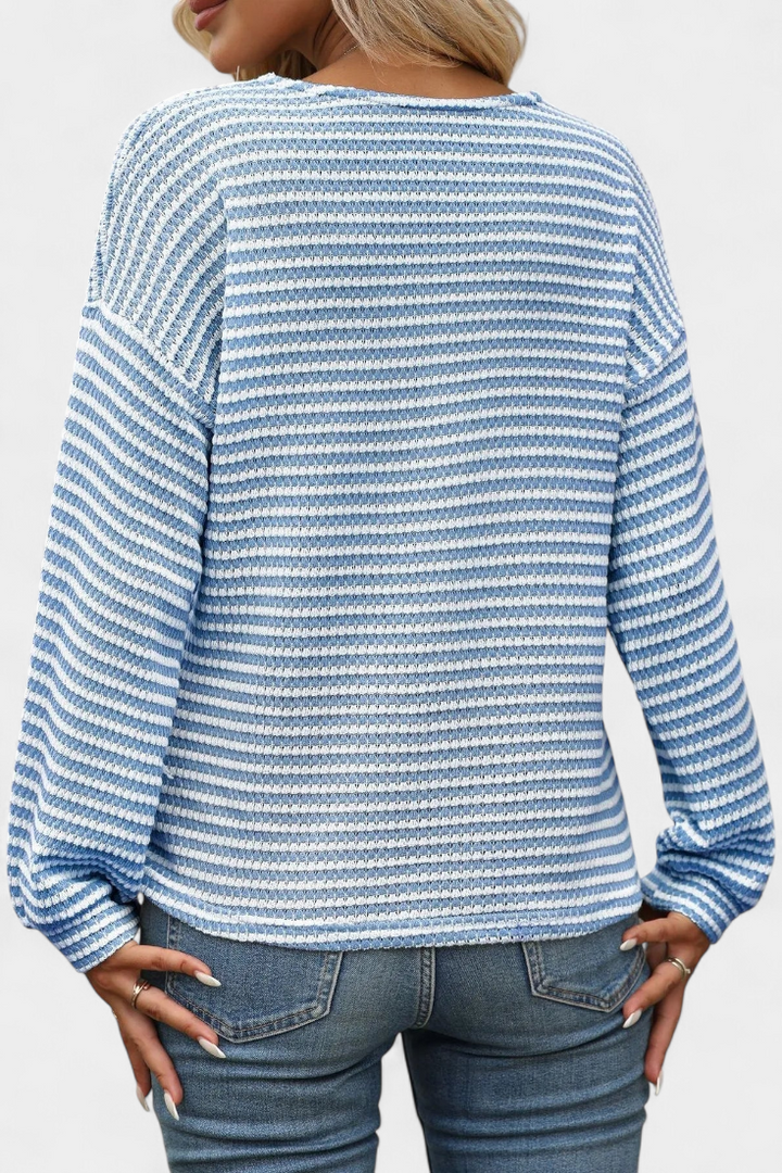 RUMER | Top de Rayas con Cuello en V y Botones